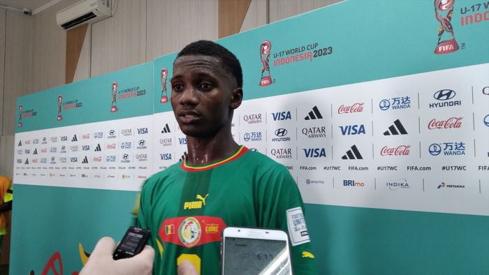 Bek tengah timnas U-17 Senegal, Mamadou Aliou Diallo saat diwawancarai sesuai laga lawan Argentina di Stadion Si Jalak Harupat.