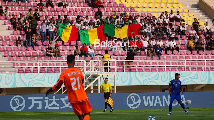 Suporter Mali yang memadati Stadion Manahan, Solo pada laga perdana Grup B Piala Dunia U-17 2023 lawan Uzbekistan, Jumat (10/11/2023)
