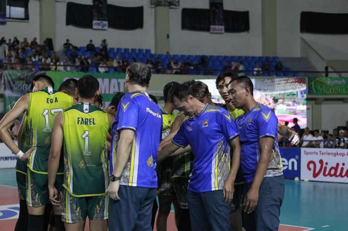 Tim bola voli putra, Samator pada perebutan peringkat ketiga Livoli Divisi Utama di Indoor Stadium Indomilk Sport Center, Legok, Kabupaten Tangerang, Sabtu (11/11/2023).