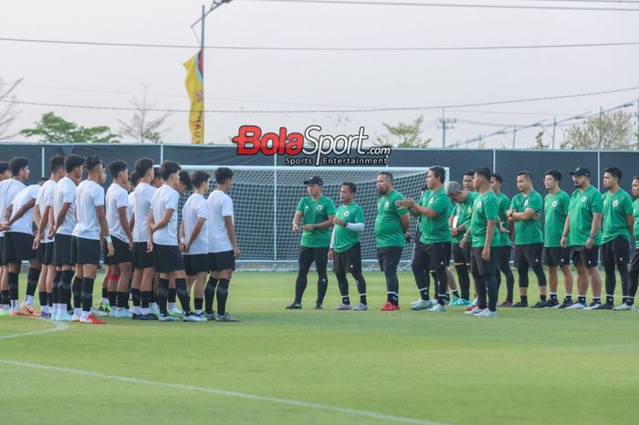 Timnas U-17 Indonesia berlatih di Lapangan GBT A, Surabaya, Jawa Timur, Minggu (12/11/2023).