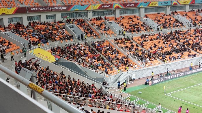 Chant dukungan untuk timnas U-17 Korea Selatan bergemuruh di Jakarta International Stadium (JIS), Jakarta saat melawan Amerika Serikat.