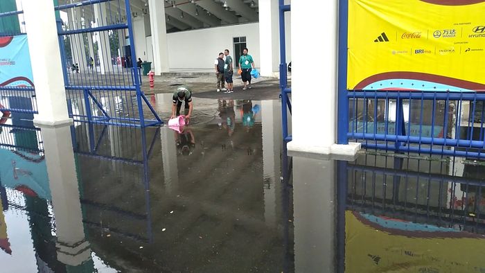 Kondisi luar Stadion Si Jalak Harupat tergenang air usai hujan deras di Kabupaten Bandung, Minggu (12/11/2023).