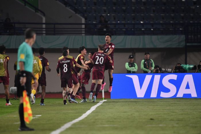 Para pemain timnas U-17 Venezuela merayakan gol ke gawang timnas U-17 Selandia Baru pada matchday 1 babak penyisihan Grup F di Stadion Si Jalak Harupat, Bandung, Minggu (12/11/2023).