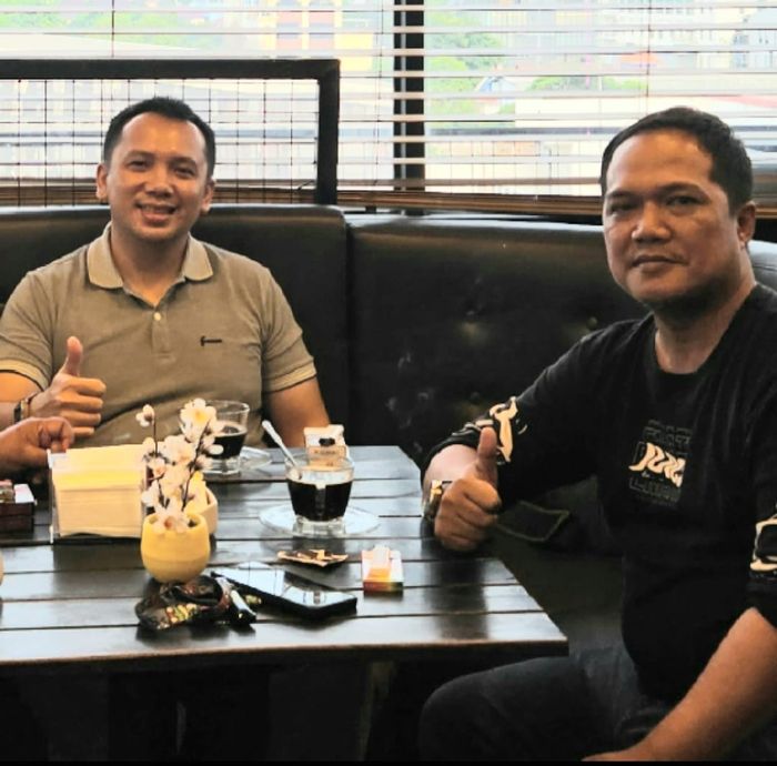 Ketua Harian Pengprov FPTI Riau, Rudi Fitrianto (kanan) mengusulkan Muhammad Ridho Ficardo Gubernur Lampung periode 2014-2019 (kiri)  sebagai Ketua Umum Federasi Panjat Tebing Indonesia (FPTI).