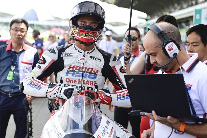 Pembalap Indonesia, Mario Suryo Aji, sebelum menjalani balapan Moto3 Malaysia 2023 di Sirkuit Sepang, Minggu (12/11/2023)