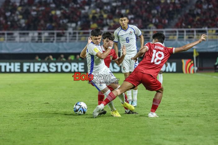 Eric Moreno (kiri) sedanf berusaha melewati lawannya dalam match day kedua babak penyisihan grup A Piala Dunia U-17 2023 antara timnas U-17 Indonesia versus timnas U-17 Panama di Stadion Gelora Bung Tomo, Surabaya, Jawa Timur, Senin (13/11/2023).
