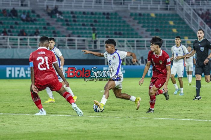 Oldemar Castillo (tengah) sedang menguasai bola dalam match day kedua babak penyisihan grup A Piala Dunia U-17 2023 antara timnas U-17 Indonesia versus timnas U-17 Panama di Stadion Gelora Bung Tomo, Surabaya, Jawa Timur, Senin (13/11/2023).