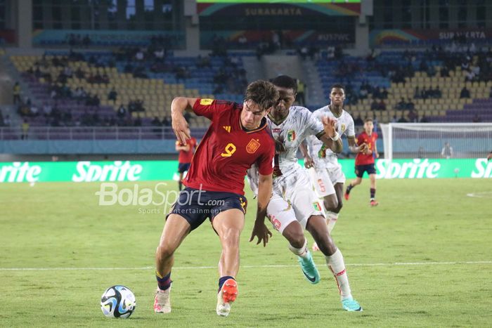 Aksi pemain Timnas U-17 Spanyol, Marc Guiu Lopez Gomez, saat menghadapi perlawanan Mali pada babak kedua penyisihan grup B Piala Dunia U-17 2023 di Stadion Manahan, Surakarta, Senin (13/11/2023).