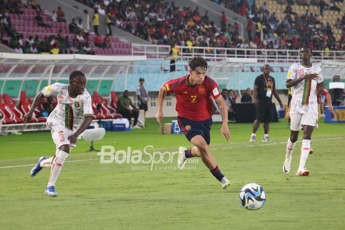 Aksi pemain Timnas U-17 Spanyol, Pablo Lopez, saat menghadapi perlawanan Mali pada babak kedua penyisihan grup B Piala Dunia U-17 2023 di Stadion Manahan, Surakarta, Senin (13/11/2023).