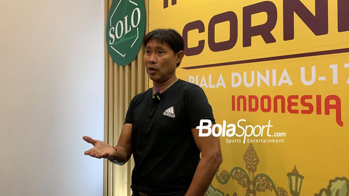 Eks pelatih timnas U-19 Indonesia, Eduard Tjong berbicara di Information Center Piala Dunia U-17 2023 Indonesia, di hotel Solia Zigna, Solo pada Senin (13/11/2023).