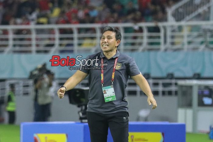 Pelatih timnas U-17 Indonesia, Bima Sakti, saat memantau para pemainnya bertanding di Stadion Gelora Bung Tomo, Surabaya, Jawa Timur, Senin (13/11/2023).