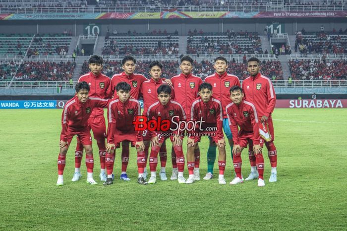 Skuat timnas U-17 Indonesia (skuad timnas U-17 Indonesia) sedang berfoto bersama di Stadion Gelora Bung Tomo, Surabaya, Jawa Timur, Senin (13/11/2023).