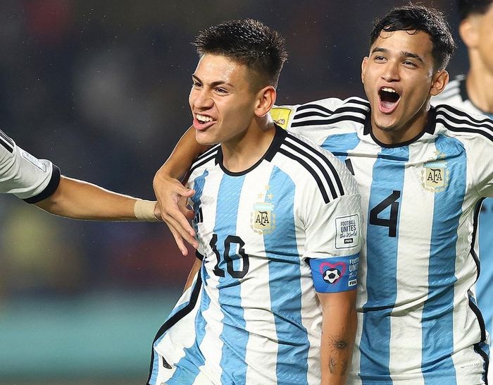 Claudio Echeverri yang mencetak gol pembuka untuk timnas U-17 Argentina kala melawan Jepang dalam babak grup Piala Dunia U-17 2023 di Stadion Si Jalak Harupat, Bandung pada Selasa (14/11/2023).