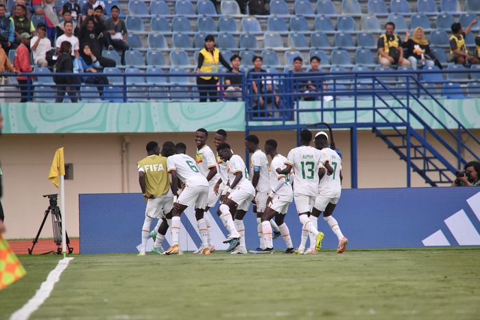 Para pemain timnas U-17 Senegal merayakan gol ke gawang Polandia dalam matchday 2 babak penyisihan Grup Di di Stadion Si Jalak Harupat, Soreang, Bandung pada Selasa (14/11/2023).