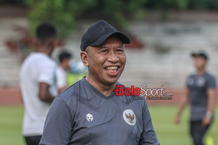 Wakil Ketua Umum PSSI, Zainudin Amali, sempat memberikan senyuman saat ditemui di Stadion 10 November, Surabaya, Jawa Timur, Rabu (15/11/2023).