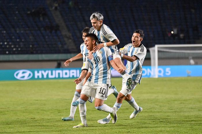 Para pemain timnas Argentina menyambut gol Claudio Echeverri usai menjebol gawang timnas Jepang pada matchday kedua Grup D Piala Dunia U-17 2023.