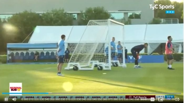 Kiper hanya terdiam melihat tendangan Messi dalam sesi latihan Argentina.