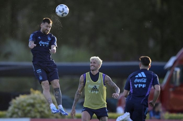 Momen Lionel Messi menyundul bola dalma sesi latihan Argentina.