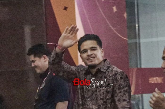 Calon pemain naturalisasi timnas Indonesia, Ragnar Oratmangoen, saat ditemui di pintu masuk VVIP Stadion Gelora Bung Tomo, Surabaya, Jawa Timur, Kamis (16/11/2023).