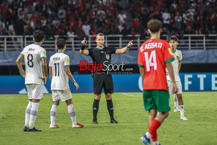 Wasit Morten Krogh sedang mengambil keputusan dalam laga match day ketiga babak penyisihan Grup A Piala Dunia U-17 2023 antara timnas U-17 Maroko versus timnas U-17 Indonesia di Stadion Gelora Bung Tomo, Surabaya, Jawa Timur, Kamis (16/11/2023) malam.