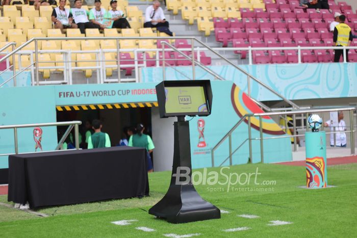 Teknologi Video Assistant Referee (VAR) di Stadion Manahan, Surakarta, Kamis (16/11/2023).