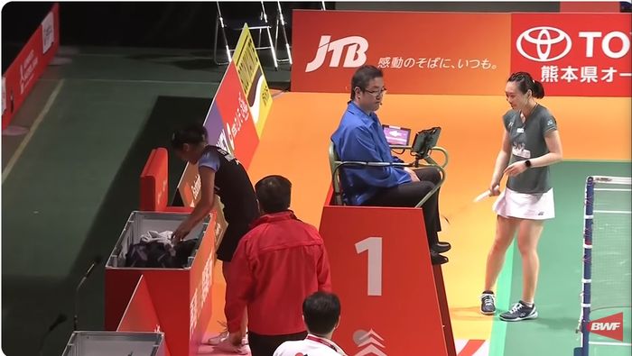 Momen Gregoria Mariska Tunjung mengembalikan rol plester luka milik Zhang Beiwen setelah perawatan medis di semifinal Kumamoto Masters 2023, Sabtu (18/11/2023)