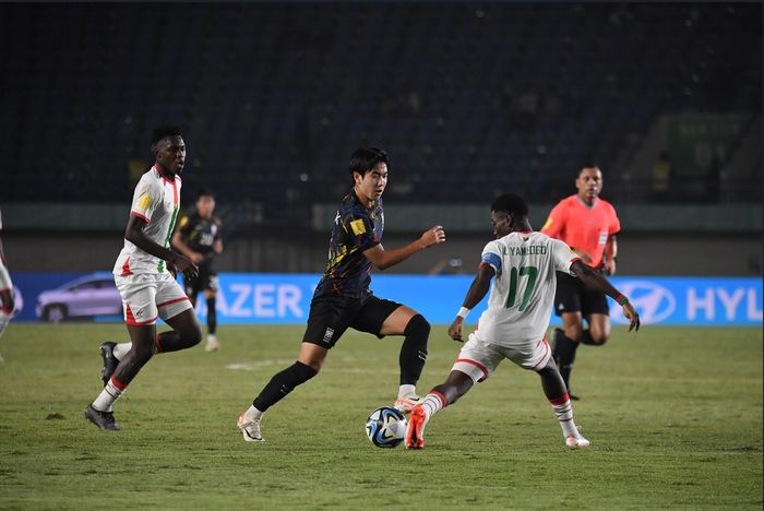 Suasana pertandingan antara timnas U-17 Burkina Faso vs timnas U-17 Korea Selatan di Stadion Si Jalak Harupat, Sabtu (18/11/2023).