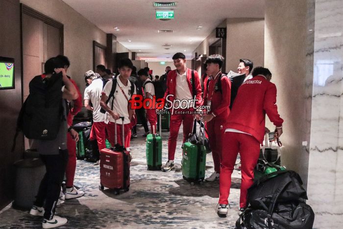 Figo Dennis, Ikram Al Giffari, Ji Da-bin, serta sejumlah pemain timnas U-17 Indonesia sedang berkemas meninggalkan Surabaya setelah tersingkir di Piala Dunia U-17 2023.