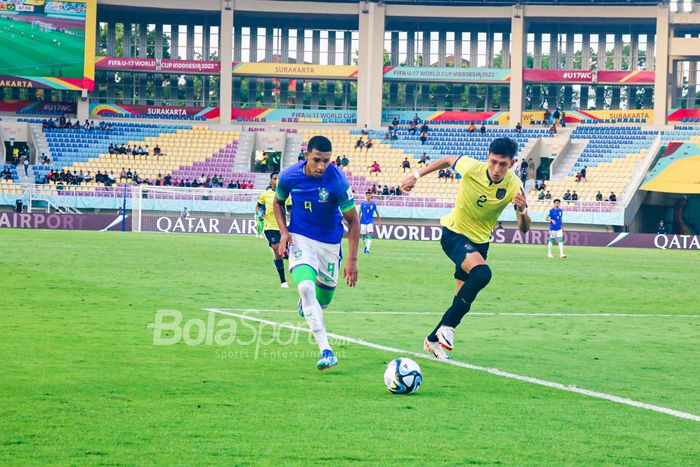Aksi pemain Timnas U-17 Brasil, Estevao Willian, saat menghadapi perlawanan Ekuador pada babak kedua 16 besar Piala Dunia U-17 2023 di Stadion Manahan, Surakarta, Senin (20/11/2023).
