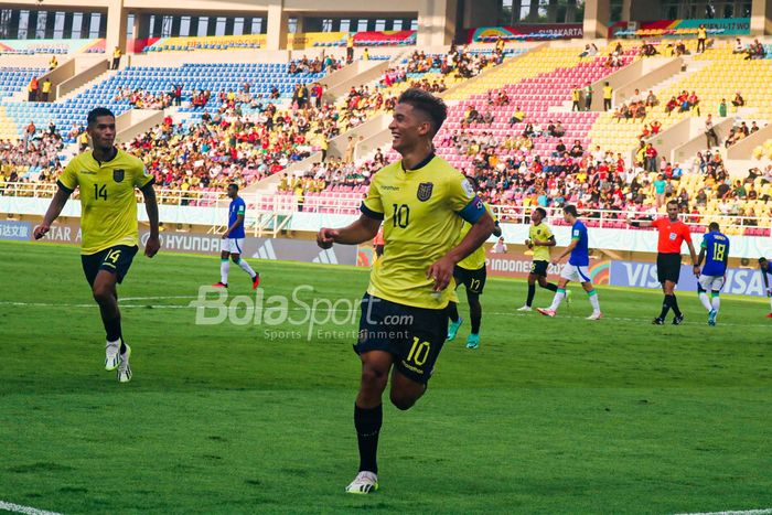 Selebrasi Timnas U-17 Ekuador, Bermudez Michael, saat menghadapi perlawanan Brasil pada babak pertama 16 besar Piala Dunia U-17 2023 di Stadion Manahan, Surakarta, Senin (20/11/2023).