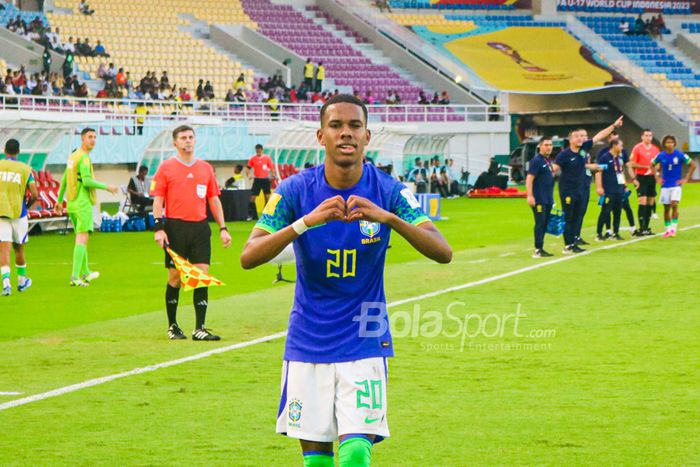 Selebrasi winger Timnas U-17 Brasil, Estevao, saat menghadapi Ekuador pada babak kedua 16 besar Piala Dunia U-17 2023 di Stadion Manahan, Surakarta, Senin (20/11/2023).