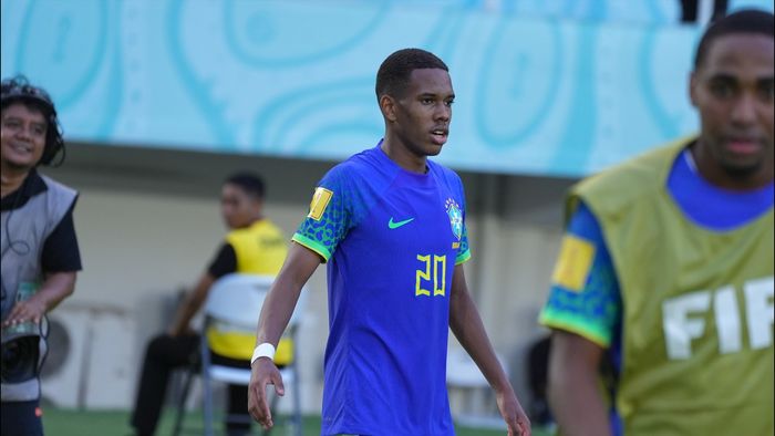 Penyerang andalan timnas U-17 Brasil di Piala Dunia U-17 2023, Estevao Willian, saat beraksi melawan Ekuador di Stadion Manahan, Surakarta pada Senin (20/11/2023).