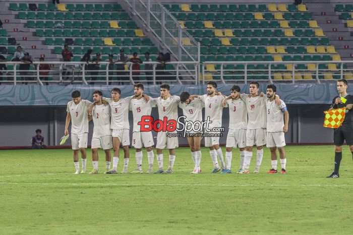 Skuat timnas U-17 Iran (skuad timnas U-17 Iran) saat sedang situasi penalti di Stadion Gelora Bung Tomo, Surabaya, Jawa Timur, Selasa (21/11/2023) malam.