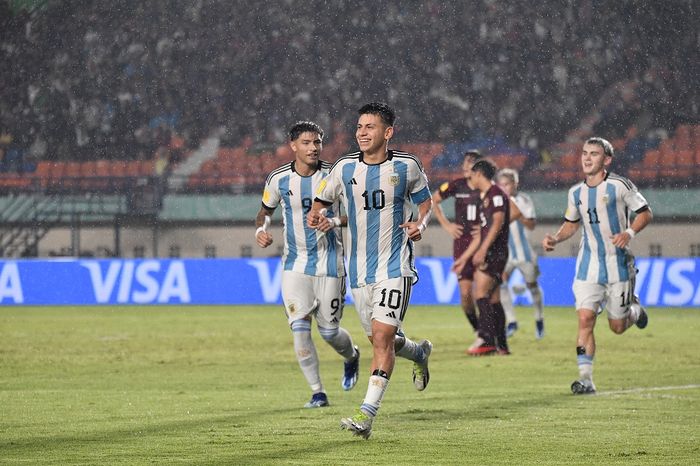 Kapten timnas U-17 Argentina, Claudio Echeverri, menyumbang 1 gol dalam kemenangan 5-0 atas Venezuela pada babak 16 besar Piala Dunia U-17 2023.