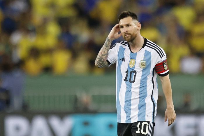 Gestur Lionel Messi dalam partai timnas Argentina di kandang Brasil pada laga Kualifikasi Piala Dunia 2026 di Maracana, Rio de Janeiro (21/11/2023).