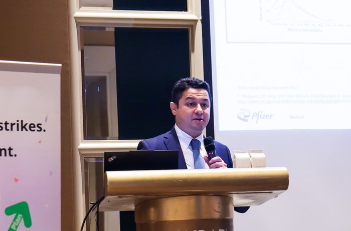 Dr. Egemen Ozbilgili dalam diskusi roundtable di Singapura.
