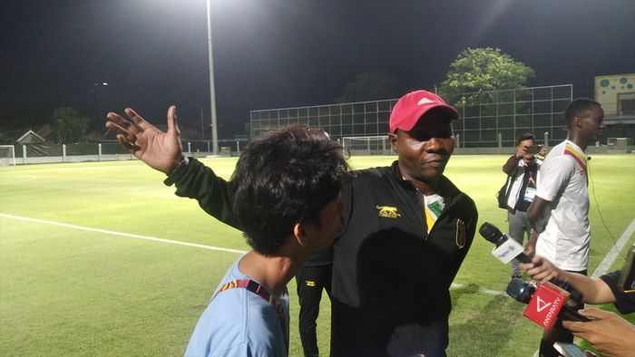 Pelatih timnas U-17 Mali, Soumaila Coulibaly, saat menemui awak media usai latihan di Lapangan Sriwaru, Surakarta pada Rabu (22/11/2023).