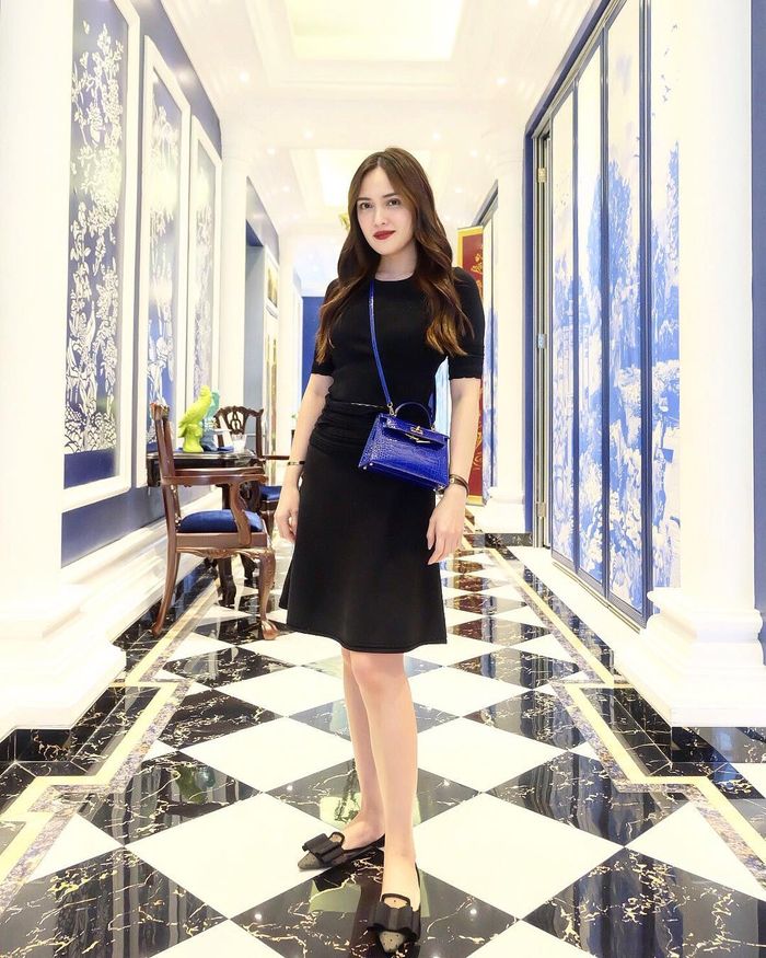 Koleksi tas Hermes Kelly Shandy Aulia dengan warna electric blue.