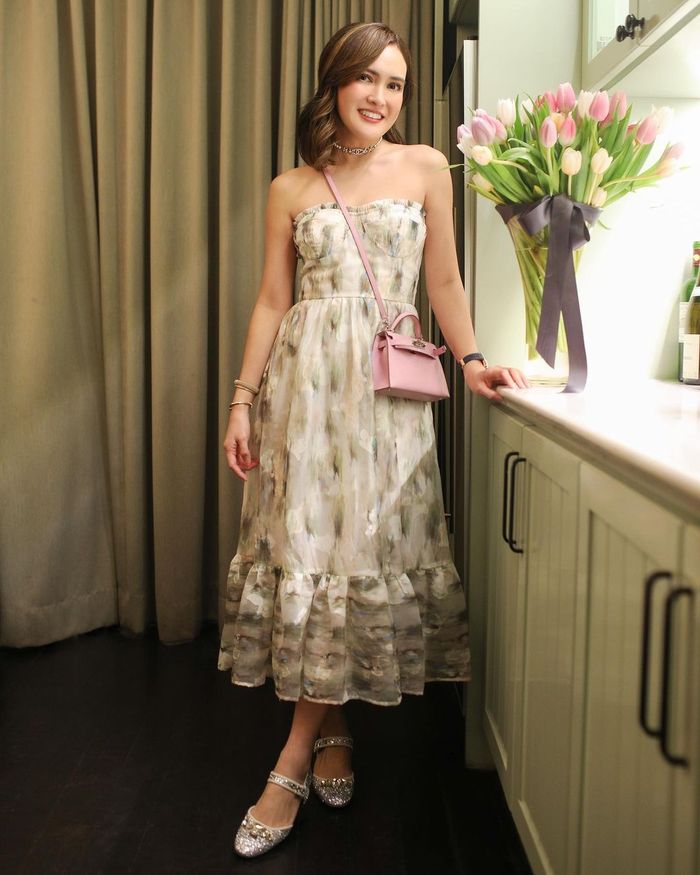 Tas Hermes Kelly berwarna pink milik Shandy Aulia.