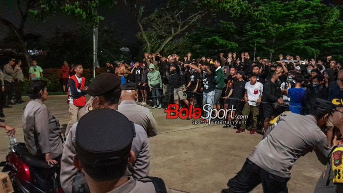 Oknum suporter Persib Bandung dihadang pihak kepolisian di area luar Stadion Indomilk Arena, Tangerang, Banten, Minggu (26/11/2023).