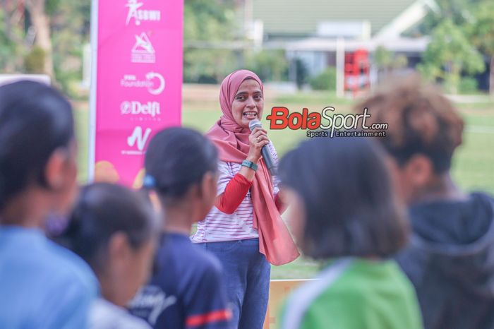 Sekretaris Jendral ASBWI, Souraiya Farina, sedang memberikan sambutan dalam acara festival sepak bola putri U-12 di Lapangan Tri Matra Kodiklat TNI Serpong, Tangerang, Banten, Minggu (27/11/2023).