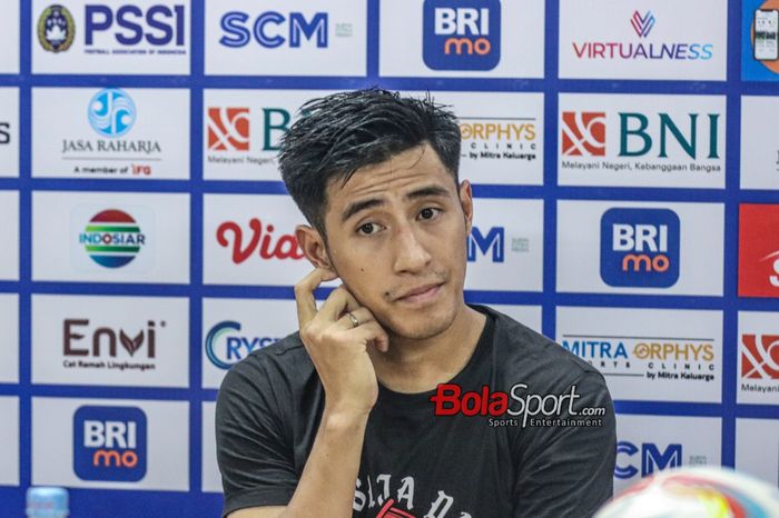 Pemain Persija Jakarta, Hanif Sjahbandi, saat hadir dalam sesi jumpa pers di Stadion Patriot Candrabhaga, Bekasi, Jawa Barat, Senin (27/11/2023) malam.