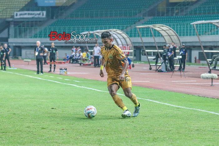 Pemain Bhayangkara FC, Osvaldo Haay, sedang menguasai bola saat bertanding di Stadion Patriot Candrabhaga, Bekasi, Jawa Barat, Senin (27/11/2023) malam.
