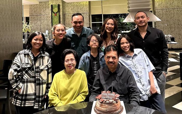 BCL dan keluarga besarnya bersama Tiko Aryawardhana