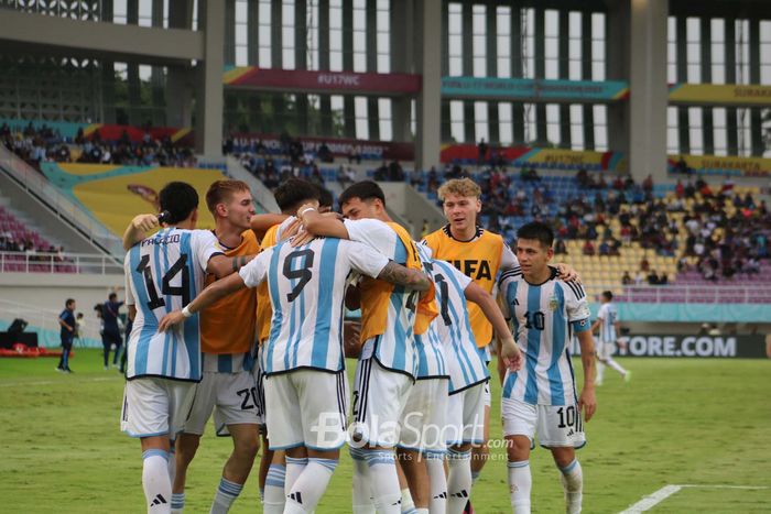 Selebrasi gol kedua Timnas U-17 Argentina yang dicetak Agustin Ruberto saat menghadapi Jerman pada semifinal Piala Dunia U-17 2023 di Stadion Manahan, Surakarta, Selasa (28/11/2023).