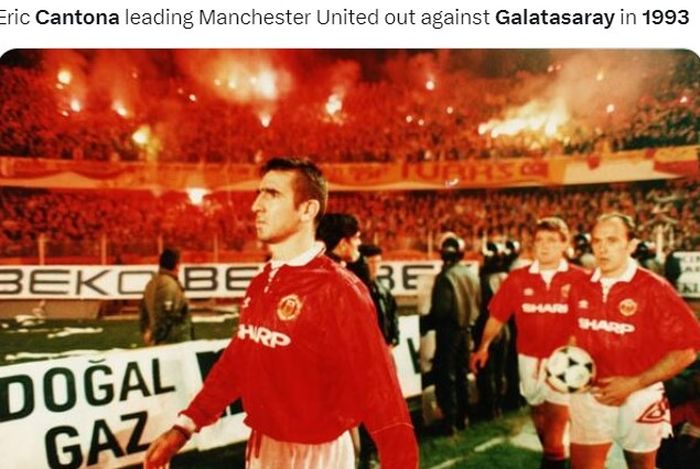 Kapten Manchester United, erik Cantona, dalam laga kandang kontra Galatasaray pada Liga Champions 1993.