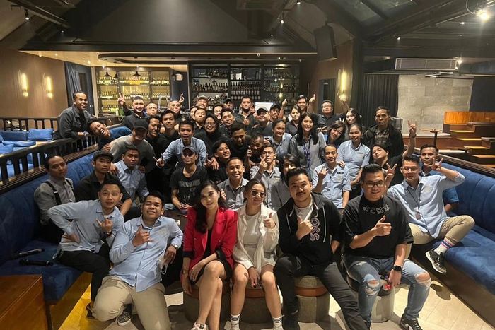 Potret pemilik dan karyawan Kloud Sky Dining & Lounge, Senopati, Jakarta Selatan, yang kafenya ditutup permanen Satpol PP DKI Jakarta, Selasa (28/11/2023). 