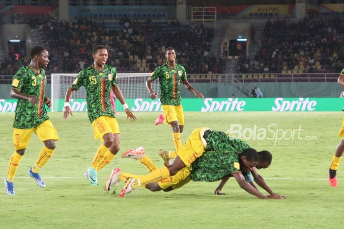 Selebrasi gol Timnas U-17 Mali, Ibrahim Diarra, saat menghadapi Argentina pada babak pertama perebutan peringkat ketiga Piala Dunia U-17 2023 di Stadion Manahan, Surakarta, Jumat (1/12/2023).