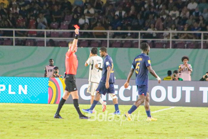 Gelandang Timnas U-17 Jerman, Winners Osawe, mendapatkan kartu kuning kedua saat menghadapi Prancis pada babak final Piala Dunia U-17 2023 di Stadion Manahan, Surakarta pada Sabtu (2/12/2023) malam hari WIB.