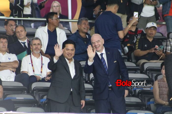 Ketua PSSI, Erick Thohir (kiri), bersama dengan presiden FIFA, Gianni Infantino, hadir dalam laga final Piala Dunia U-17 2023 di Stadion Manahan, Surakarta pada Sabtu (2/12/2023) malam hari WIB.